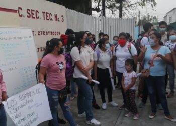 Palabras vuelan sobre el silencio