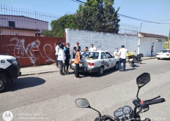 Se lo querían comer taxistas por choque