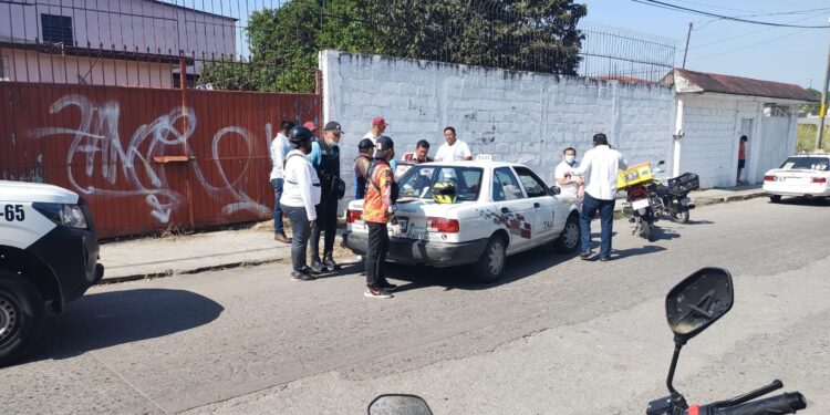 Se lo querían comer taxistas por choque