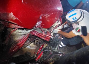 Se incrustó atrás de un tráiler