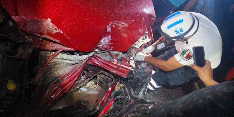 Se incrustó atrás de un tráiler