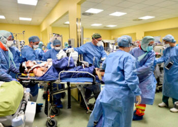 Rechazan contratación de médicos cubanos