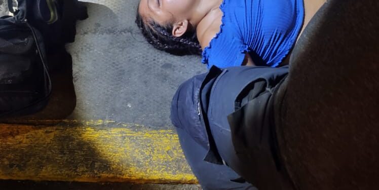 La sorrajaron contra el suelo