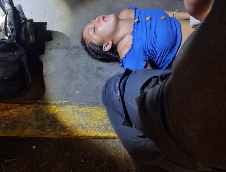 La sorrajaron contra el suelo