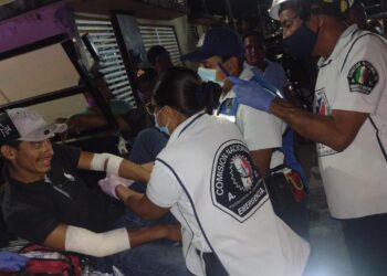 Encumbrado con todo y moto