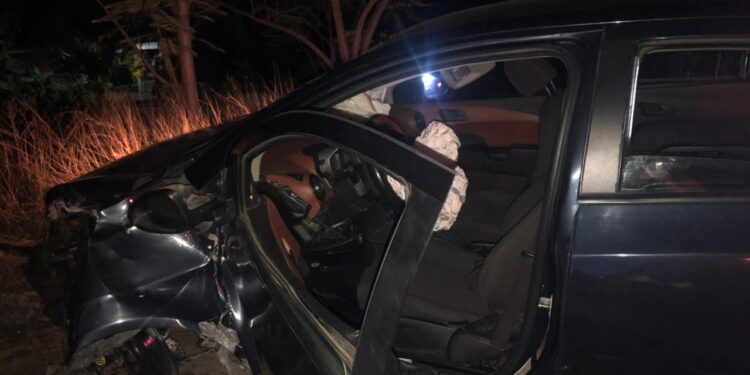 Se estrelló contra el muro de contención