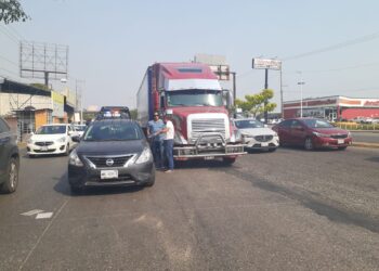 Le dio un “llegue”