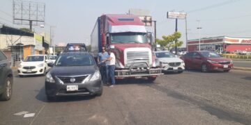 Le dio un “llegue”