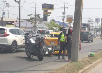 Se estrelló contra un taxi