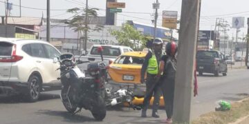 Se estrelló contra un taxi