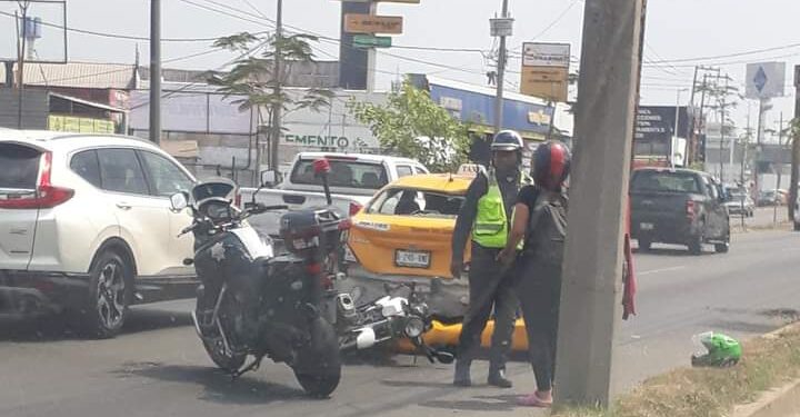 Se estrelló contra un taxi
