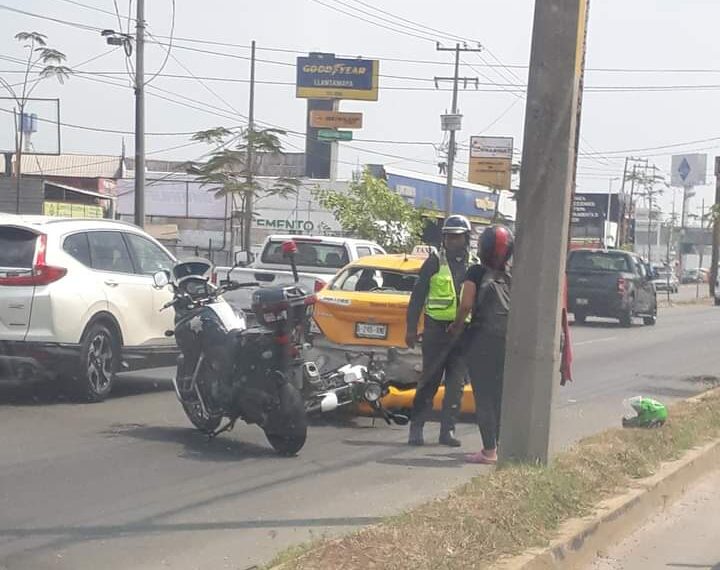 Se estrelló contra un taxi