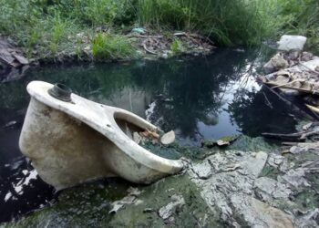 Drenes rellenos de basura y chatarra