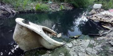 Drenes rellenos de basura y chatarra