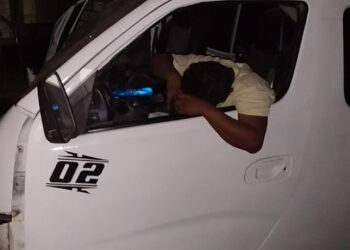 Murió al chocar