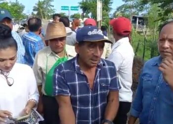 Bloquean carretera