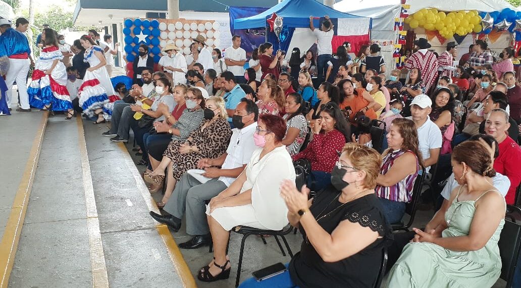 Presentan “La economía en el mundo”