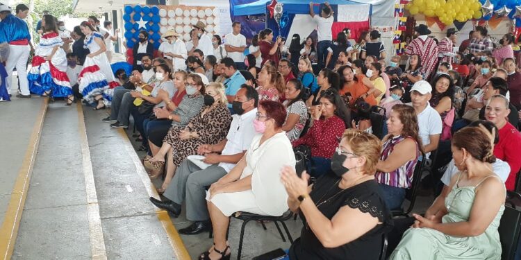 Presentan “La economía en el mundo”