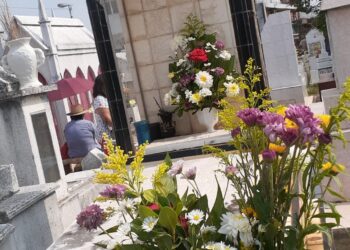Aún en el panteón no olvidan a sus madres