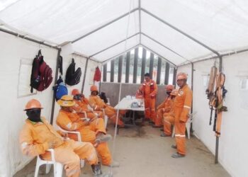 Se burlan de obreros y evaden impuestos