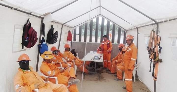 Se burlan de obreros y evaden impuestos