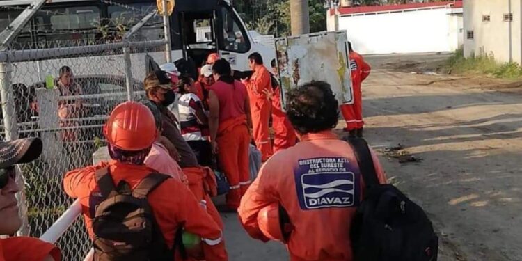 Paran obreros en Dos Bocas