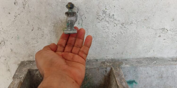 Mil 800 familias sin agua