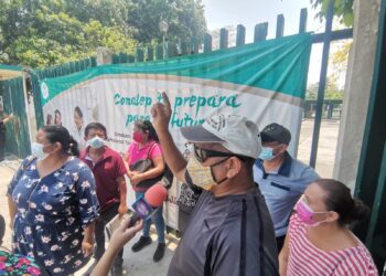 Protestaron padres de familia frente a Conalep