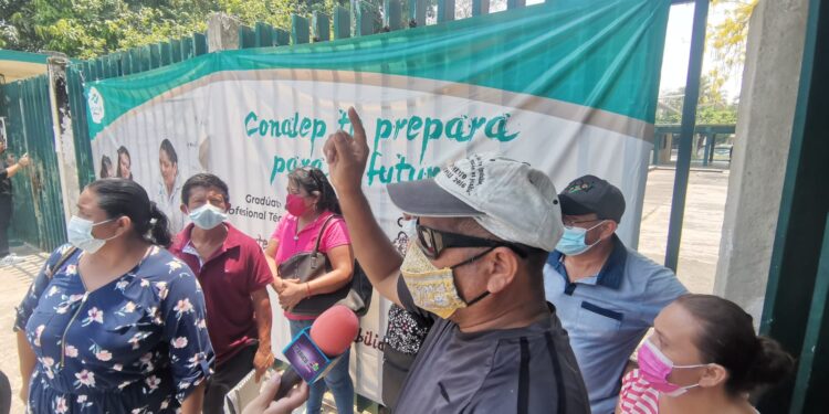 Protestaron padres de familia frente a Conalep