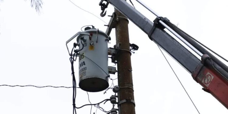 Saluda Ana Castellanos con sombrero ajeno
