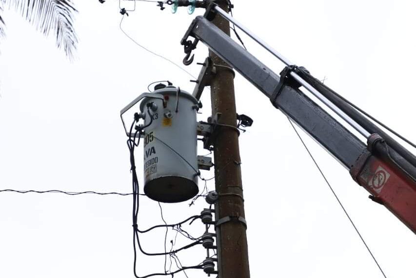 Saluda Ana Castellanos con sombrero ajeno