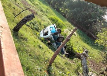 Se duerme chofer y se vuelca en potrero de Teapa