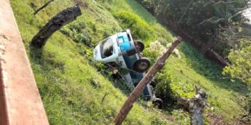 Se duerme chofer y se vuelca en potrero de Teapa