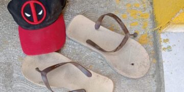 Atropella a anciana y huye, ya lo buscan con objetos que dejo tirados