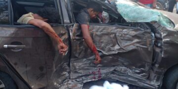 Los detuvo un árbol en su loca carrera