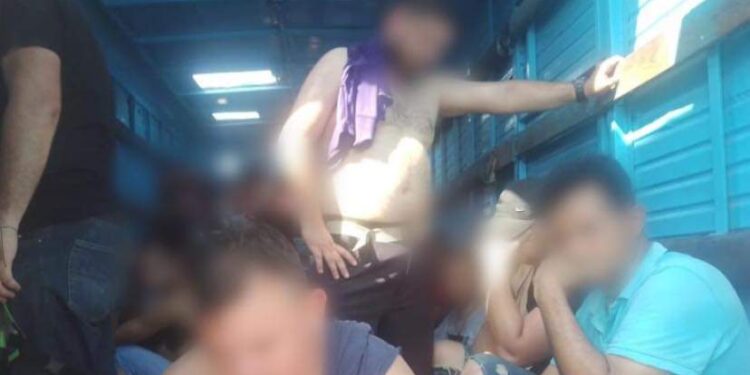 Rescatan a 53 extranjeros