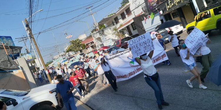 Cumplen amenaza, marchan trabajadores del ISSET, exigen respuesta del Instituto
