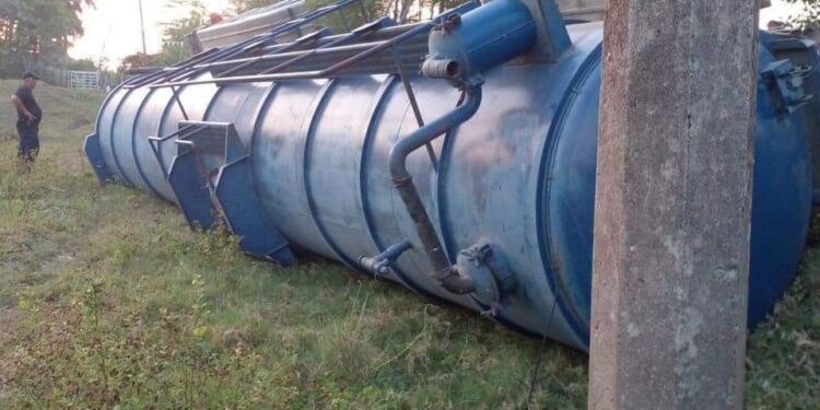 Pipa volcada y abandonada