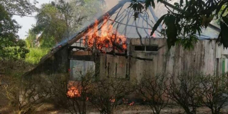 Consume fuego palapa en parque recreativo de Jonuta