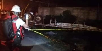 Vuelca tráiler sobre la vía Comalcalco Cunduacán, hay varias personas muertas