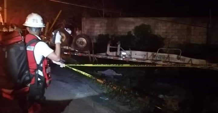 Vuelca tráiler sobre la vía Comalcalco Cunduacán, hay varias personas muertas