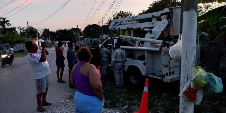 Se quedan jalpanecos sin energía por masiva quema de transformadores