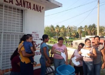 Desvía Morena regalos para mamás en Comalcalco