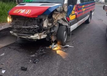 Se impactó Van contra un tráiler