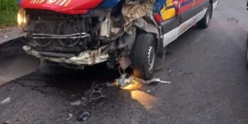 Se impactó Van contra un tráiler