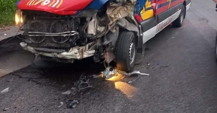 Se impactó Van contra un tráiler