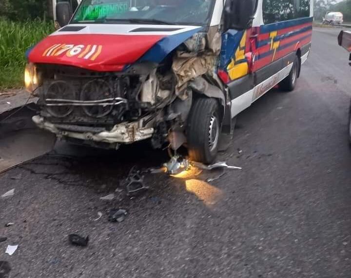 Se impactó Van contra un tráiler