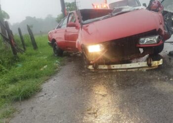 Embistió trailero a automovilista