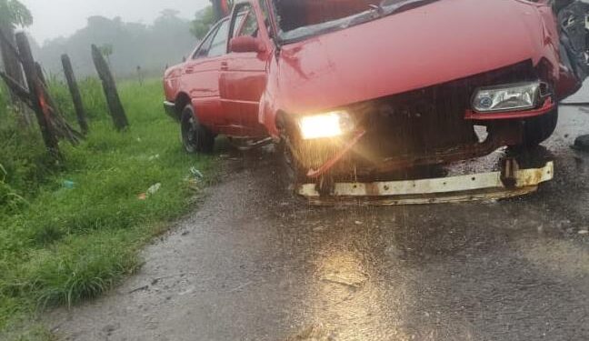 Embistió trailero a automovilista