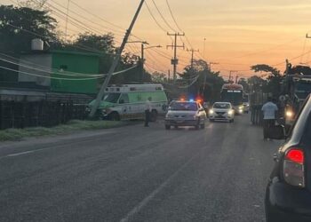 Una ambulancia derribó un poste